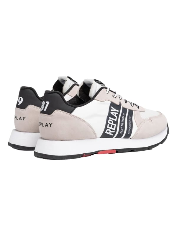 Deze lage herenschoenen van Replay combineren een sportieve look met een hoog draagcomfort. Met de klassieke vetersluiting, een flexibele rubberen zool en stijlvolle labeldetails zijn ze de perfecte aanvulling op casual outfits. Dankzij de hoogwaardige materialen zijn ze comfortabel om te dragen - ideaal voor dagelijks gebruik en vrije tijd.