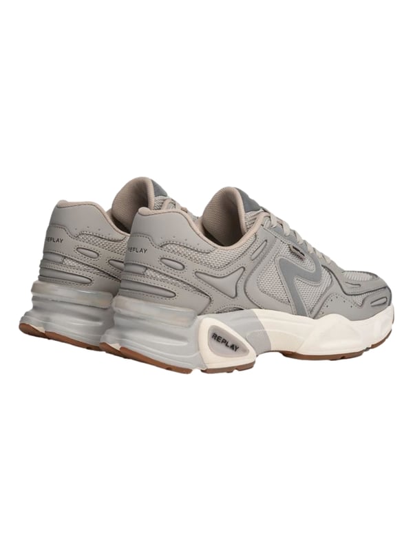 Deze lage herenschoenen van Replay combineren een sportieve look met een hoog draagcomfort. Met de klassieke vetersluiting, een flexibele rubberen zool en stijlvolle labeldetails zijn ze de perfecte aanvulling op casual outfits. Dankzij de hoogwaardige materialen zijn ze comfortabel om te dragen - ideaal voor dagelijks gebruik en vrije tijd.