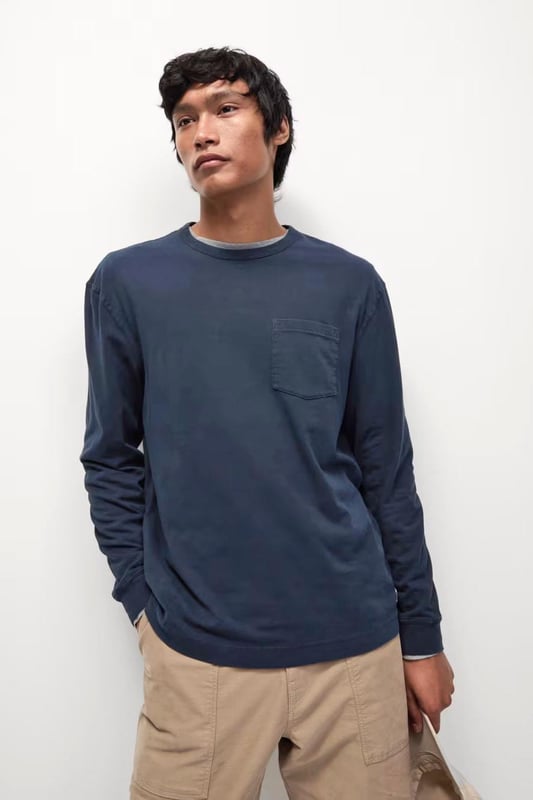 This long-sleeved t-shirt is garment-dyed for an authentic finish. Made to a comfy relaxed fit. It has a classic crew neck and a breast pocket that adds a stylish finishing touch to a versatile smart-casual essential. Cut from soft and breathable pure cotton for comfort, it has snug stretchy ribbed trims
Slub Jersey Cotton Fabric
Crew Neck
27" Shoulder to Hem
Sizing: As expected 
Fit: Relaxed
These are last season stock originally made for M&S.