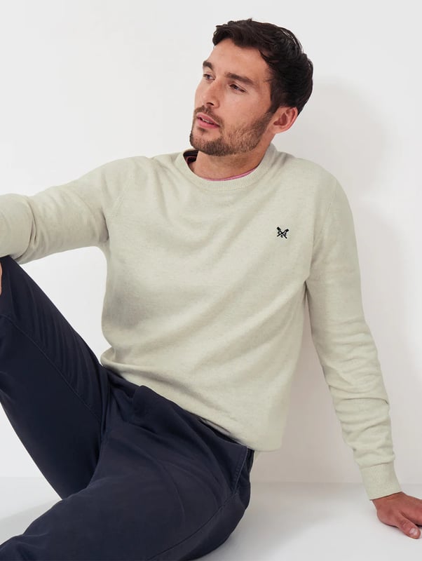 A crew neck jumper in white marl. This jumper is ideal for layering over a tee or shirt. The crossed oars embroidery finishes it off neatly.

28" Shoulder to Hem.