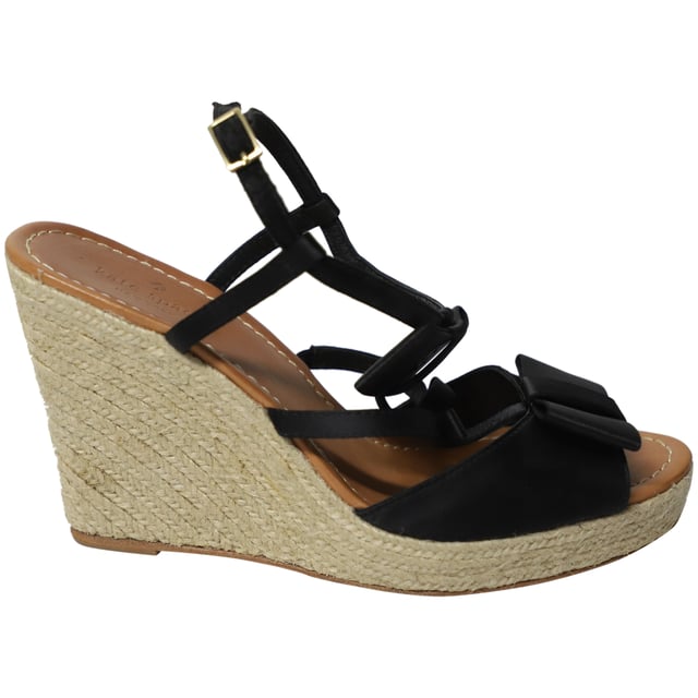 Empfohlener Verkaufspreis
Perfekt für einen sonnigen Tag: Diese stilvollen und bequemen Sandalen von Kate Spade sind perfekt für einen sonnigen Tag. Die schwarzen Lederriemen sind mit einer Schleife in der Mitte versehen. Die Keilabsätze verleihen dem Fuß eine feminine Form und verfügen über Knöchelriemen mit goldfarbenen Schnallen zur Anpassung. Die Espadrilles mit Keilabsatz verleihen Ihrem Outfit einen lässigen Look.

Kate Spade Juju Espadrille mit Schleifenriemen und Keilabsatz aus schwarzem Leder
Zustand: Sehr gut
Gebrauchsspuren: Leichte Gebrauchsspuren an den Sohlen, einige Flecken auf den Innensohlen
Größe: US 9
Material: Leder
Artikelnummer: 141134