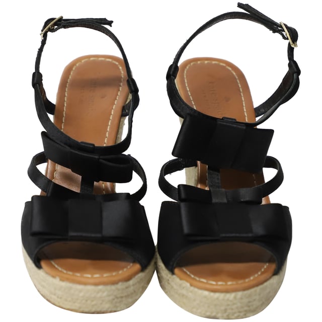 Empfohlener Verkaufspreis
Perfekt für einen sonnigen Tag: Diese stilvollen und bequemen Sandalen von Kate Spade sind perfekt für einen sonnigen Tag. Die schwarzen Lederriemen sind mit einer Schleife in der Mitte versehen. Die Keilabsätze verleihen dem Fuß eine feminine Form und verfügen über Knöchelriemen mit goldfarbenen Schnallen zur Anpassung. Die Espadrilles mit Keilabsatz verleihen Ihrem Outfit einen lässigen Look.

Kate Spade Juju Espadrille mit Schleifenriemen und Keilabsatz aus schwarzem Leder
Zustand: Sehr gut
Gebrauchsspuren: Leichte Gebrauchsspuren an den Sohlen, einige Flecken auf den Innensohlen
Größe: US 9
Material: Leder
Artikelnummer: 141134