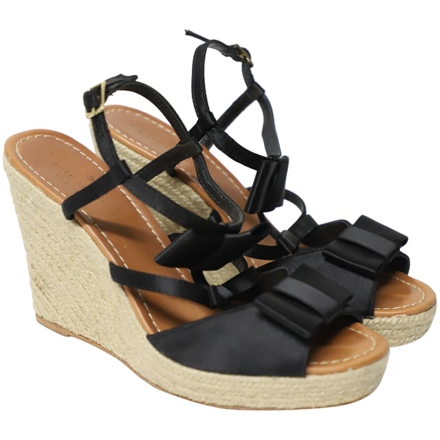 Empfohlener Verkaufspreis
Perfekt für einen sonnigen Tag: Diese stilvollen und bequemen Sandalen von Kate Spade sind perfekt für einen sonnigen Tag. Die schwarzen Lederriemen sind mit einer Schleife in der Mitte versehen. Die Keilabsätze verleihen dem Fuß eine feminine Form und verfügen über Knöchelriemen mit goldfarbenen Schnallen zur Anpassung. Die Espadrilles mit Keilabsatz verleihen Ihrem Outfit einen lässigen Look.

Kate Spade Juju Espadrille mit Schleifenriemen und Keilabsatz aus schwarzem Leder
Zustand: Sehr gut
Gebrauchsspuren: Leichte Gebrauchsspuren an den Sohlen, einige Flecken auf den Innensohlen
Größe: US 9
Material: Leder
Artikelnummer: 141134