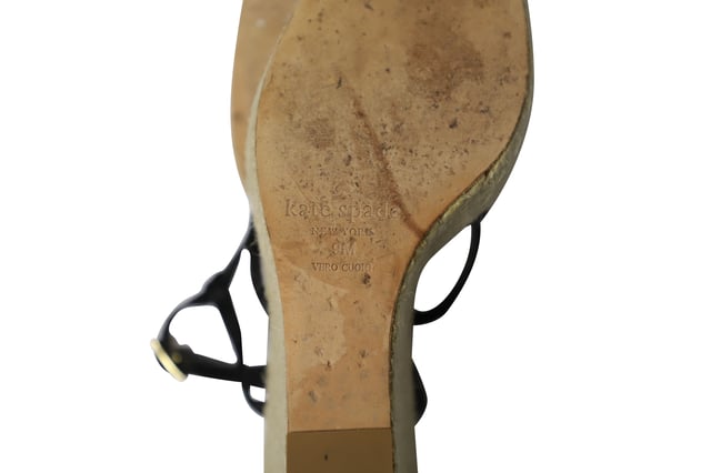 Empfohlener Verkaufspreis
Perfekt für einen sonnigen Tag: Diese stilvollen und bequemen Sandalen von Kate Spade sind perfekt für einen sonnigen Tag. Die schwarzen Lederriemen sind mit einer Schleife in der Mitte versehen. Die Keilabsätze verleihen dem Fuß eine feminine Form und verfügen über Knöchelriemen mit goldfarbenen Schnallen zur Anpassung. Die Espadrilles mit Keilabsatz verleihen Ihrem Outfit einen lässigen Look.

Kate Spade Juju Espadrille mit Schleifenriemen und Keilabsatz aus schwarzem Leder
Zustand: Sehr gut
Gebrauchsspuren: Leichte Gebrauchsspuren an den Sohlen, einige Flecken auf den Innensohlen
Größe: US 9
Material: Leder
Artikelnummer: 141134