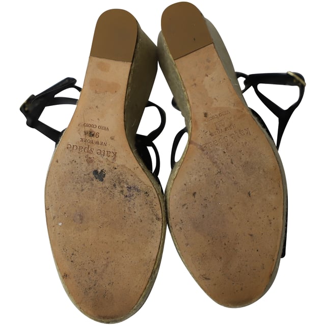 Empfohlener Verkaufspreis
Perfekt für einen sonnigen Tag: Diese stilvollen und bequemen Sandalen von Kate Spade sind perfekt für einen sonnigen Tag. Die schwarzen Lederriemen sind mit einer Schleife in der Mitte versehen. Die Keilabsätze verleihen dem Fuß eine feminine Form und verfügen über Knöchelriemen mit goldfarbenen Schnallen zur Anpassung. Die Espadrilles mit Keilabsatz verleihen Ihrem Outfit einen lässigen Look.

Kate Spade Juju Espadrille mit Schleifenriemen und Keilabsatz aus schwarzem Leder
Zustand: Sehr gut
Gebrauchsspuren: Leichte Gebrauchsspuren an den Sohlen, einige Flecken auf den Innensohlen
Größe: US 9
Material: Leder
Artikelnummer: 141134