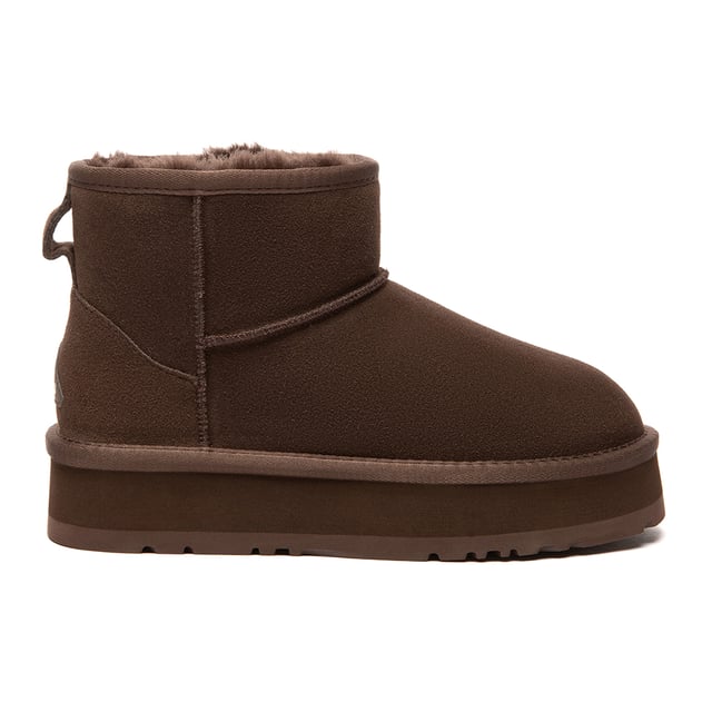 EVER AU Australië Dames Donkerleder Platform Korte Laarzen Als je houdt van extra hoogte en ondersteuning, zijn de Dusky Boots ideaal. Ze passen moeiteloos bij een bijpassende trainingsoutfit, waardoor ze perfect zijn voor binnen loungen of snelle uitstapjes. Deze laarzen combineren comfort en stijl moeiteloos en zijn essentieel voor koude seizoenen.
Productnummer: EAU3016
Omschrijving:
- Koe Suède Bovenkant
Schapenwollen Voering
EVA Zool