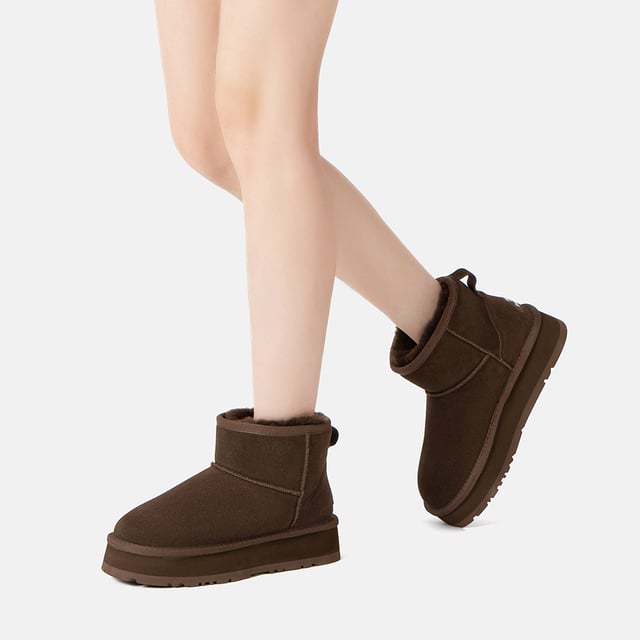 EVER AU Australië Dames Donkerleder Platform Korte Laarzen Als je houdt van extra hoogte en ondersteuning, zijn de Dusky Boots ideaal. Ze passen moeiteloos bij een bijpassende trainingsoutfit, waardoor ze perfect zijn voor binnen loungen of snelle uitstapjes. Deze laarzen combineren comfort en stijl moeiteloos en zijn essentieel voor koude seizoenen.
Productnummer: EAU3016
Omschrijving:
- Koe Suède Bovenkant
Schapenwollen Voering
EVA Zool