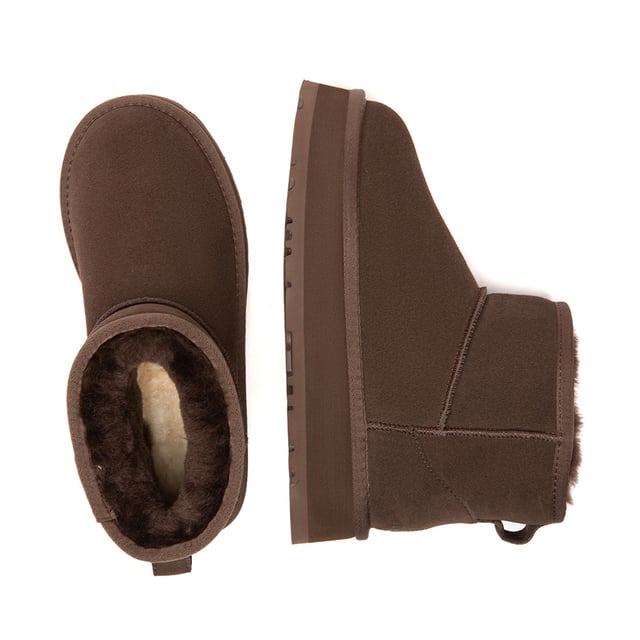 EVER AU Australië Dames Donkerleder Platform Korte Laarzen Als je houdt van extra hoogte en ondersteuning, zijn de Dusky Boots ideaal. Ze passen moeiteloos bij een bijpassende trainingsoutfit, waardoor ze perfect zijn voor binnen loungen of snelle uitstapjes. Deze laarzen combineren comfort en stijl moeiteloos en zijn essentieel voor koude seizoenen.
Productnummer: EAU3016
Omschrijving:
- Koe Suède Bovenkant
Schapenwollen Voering
EVA Zool
