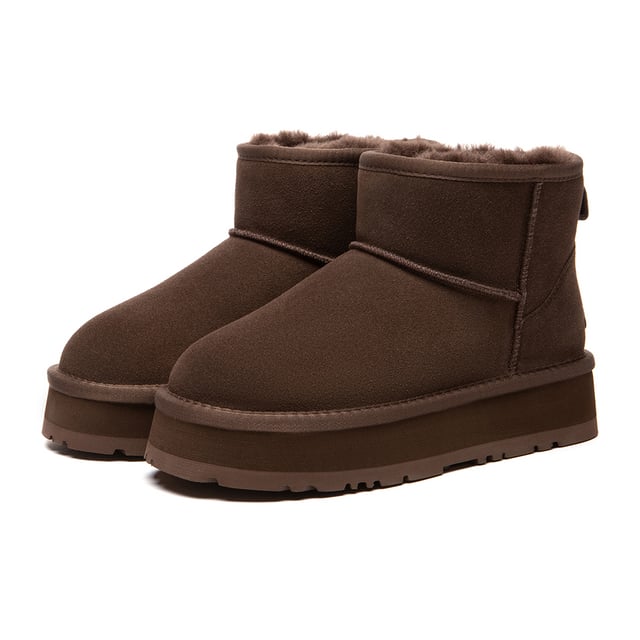 EVER AU Australië Dames Donkerleder Platform Korte Laarzen Als je houdt van extra hoogte en ondersteuning, zijn de Dusky Boots ideaal. Ze passen moeiteloos bij een bijpassende trainingsoutfit, waardoor ze perfect zijn voor binnen loungen of snelle uitstapjes. Deze laarzen combineren comfort en stijl moeiteloos en zijn essentieel voor koude seizoenen.
Productnummer: EAU3016
Omschrijving:
- Koe Suède Bovenkant
Schapenwollen Voering
EVA Zool