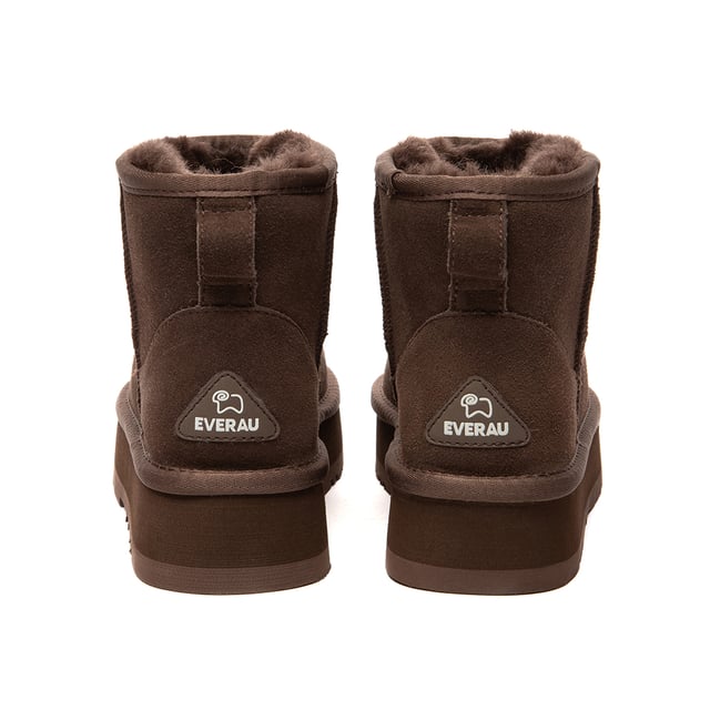 EVER AU Australië Dames Donkerleder Platform Korte Laarzen Als je houdt van extra hoogte en ondersteuning, zijn de Dusky Boots ideaal. Ze passen moeiteloos bij een bijpassende trainingsoutfit, waardoor ze perfect zijn voor binnen loungen of snelle uitstapjes. Deze laarzen combineren comfort en stijl moeiteloos en zijn essentieel voor koude seizoenen.
Productnummer: EAU3016
Omschrijving:
- Koe Suède Bovenkant
Schapenwollen Voering
EVA Zool