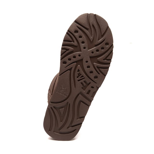 EVER AU Australië Dames Donkerleder Platform Korte Laarzen Als je houdt van extra hoogte en ondersteuning, zijn de Dusky Boots ideaal. Ze passen moeiteloos bij een bijpassende trainingsoutfit, waardoor ze perfect zijn voor binnen loungen of snelle uitstapjes. Deze laarzen combineren comfort en stijl moeiteloos en zijn essentieel voor koude seizoenen.
Productnummer: EAU3016
Omschrijving:
- Koe Suède Bovenkant
Schapenwollen Voering
EVA Zool