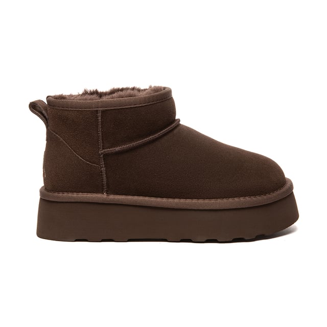 Erleben Sie den luxuriösen Komfort, Ihre Füße in ein Paar Heron Ultra Mini Platform Boots zu gleiten, wo das australische Schafswollfutter Sie mit seiner Weichheit und Wärme umhüllt. Hergestellt aus Rindsveloursleder mit einer wasserabweisenden Beschichtung auf der Oberfläche, können Sie bei diesen neuen Heron Ultra Platform Boots nichts falsch machen.  
Spezifikation:  
Rindsveloursleder-Obermaterial  
Warmes Schafswollfutter  
Weich gepolsterte Schafwoll-Einlegesohle  
EVA-Sohle  
Technologien:  
Wasser- und schmutzabweisendes Obermaterial  
Rutschfeste Außensohle  