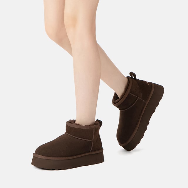 Erleben Sie den luxuriösen Komfort, Ihre Füße in ein Paar Heron Ultra Mini Platform Boots zu gleiten, wo das australische Schafswollfutter Sie mit seiner Weichheit und Wärme umhüllt. Hergestellt aus Rindsveloursleder mit einer wasserabweisenden Beschichtung auf der Oberfläche, können Sie bei diesen neuen Heron Ultra Platform Boots nichts falsch machen.  
Spezifikation:  
Rindsveloursleder-Obermaterial  
Warmes Schafswollfutter  
Weich gepolsterte Schafwoll-Einlegesohle  
EVA-Sohle  
Technologien:  
Wasser- und schmutzabweisendes Obermaterial  
Rutschfeste Außensohle  