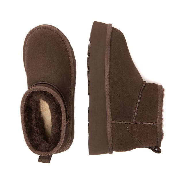 Erleben Sie den luxuriösen Komfort, Ihre Füße in ein Paar Heron Ultra Mini Platform Boots zu gleiten, wo das australische Schafswollfutter Sie mit seiner Weichheit und Wärme umhüllt. Hergestellt aus Rindsveloursleder mit einer wasserabweisenden Beschichtung auf der Oberfläche, können Sie bei diesen neuen Heron Ultra Platform Boots nichts falsch machen.  
Spezifikation:  
Rindsveloursleder-Obermaterial  
Warmes Schafswollfutter  
Weich gepolsterte Schafwoll-Einlegesohle  
EVA-Sohle  
Technologien:  
Wasser- und schmutzabweisendes Obermaterial  
Rutschfeste Außensohle  