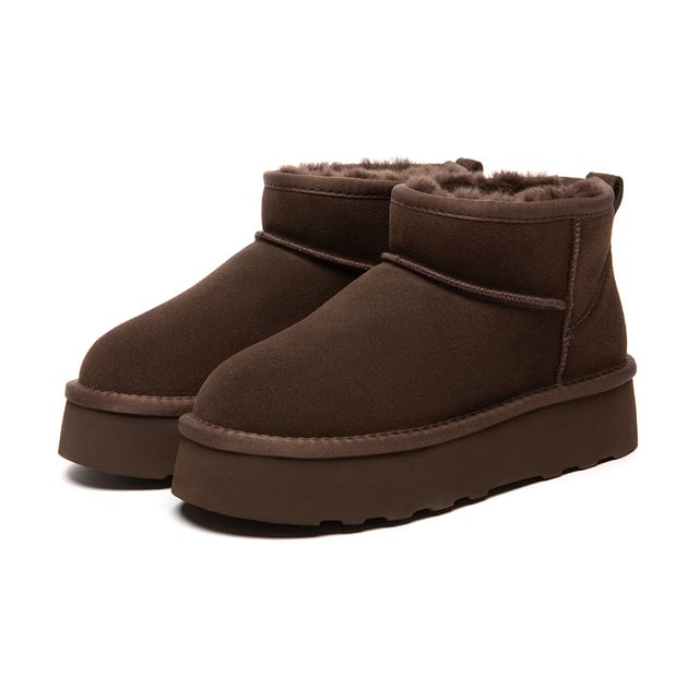 Erleben Sie den luxuriösen Komfort, Ihre Füße in ein Paar Heron Ultra Mini Platform Boots zu gleiten, wo das australische Schafswollfutter Sie mit seiner Weichheit und Wärme umhüllt. Hergestellt aus Rindsveloursleder mit einer wasserabweisenden Beschichtung auf der Oberfläche, können Sie bei diesen neuen Heron Ultra Platform Boots nichts falsch machen.  
Spezifikation:  
Rindsveloursleder-Obermaterial  
Warmes Schafswollfutter  
Weich gepolsterte Schafwoll-Einlegesohle  
EVA-Sohle  
Technologien:  
Wasser- und schmutzabweisendes Obermaterial  
Rutschfeste Außensohle  