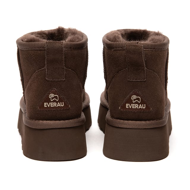 Erleben Sie den luxuriösen Komfort, Ihre Füße in ein Paar Heron Ultra Mini Platform Boots zu gleiten, wo das australische Schafswollfutter Sie mit seiner Weichheit und Wärme umhüllt. Hergestellt aus Rindsveloursleder mit einer wasserabweisenden Beschichtung auf der Oberfläche, können Sie bei diesen neuen Heron Ultra Platform Boots nichts falsch machen.  
Spezifikation:  
Rindsveloursleder-Obermaterial  
Warmes Schafswollfutter  
Weich gepolsterte Schafwoll-Einlegesohle  
EVA-Sohle  
Technologien:  
Wasser- und schmutzabweisendes Obermaterial  
Rutschfeste Außensohle  