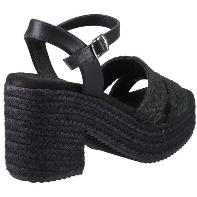Voor een chique boho-geïnspireerde look is de Jamelia de perfecte keuze, met een gesp sluiting voor een verstelbare pasvorm, een memory foam binnenzool voor comfort de hele dag door en een jute omhulde platformzool voor een vleugje textuur.