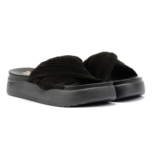 Gepolsterte Plateau-Sandalette, die sowohl Stil als auch Komfort bietet. Mit einem schicken plissierten Satin-Obermaterial und einer leichten Desert Dreamer geformten Erholungseinlegesohle, die überragende Dämpfung und ganztägige Unterstützung bietet. Perfekt für lässiges Sommertragen.