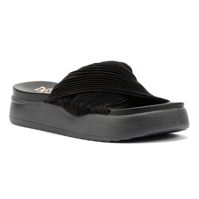 Gepolsterte Plateau-Sandalette, die sowohl Stil als auch Komfort bietet. Mit einem schicken plissierten Satin-Obermaterial und einer leichten Desert Dreamer geformten Erholungseinlegesohle, die überragende Dämpfung und ganztägige Unterstützung bietet. Perfekt für lässiges Sommertragen.