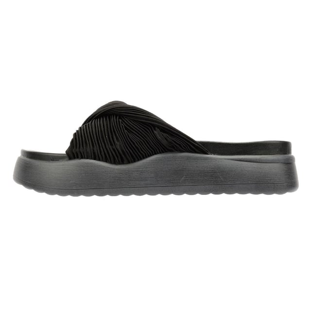 Gepolsterte Plateau-Sandalette, die sowohl Stil als auch Komfort bietet. Mit einem schicken plissierten Satin-Obermaterial und einer leichten Desert Dreamer geformten Erholungseinlegesohle, die überragende Dämpfung und ganztägige Unterstützung bietet. Perfekt für lässiges Sommertragen.
