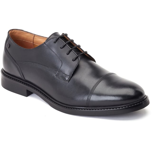 Base London Magnus Leren Zwarte Oxford Schoenen Voor Heren Straight to the point met absoluut geen poespas, de Magnus neuskap derbies van Base London zijn voor de man die zaken wil doen. Kwaliteitslederen bovenwerk, comfortabele Ortholite-binnenzool en een stevige rubberen loopzool - niks meer aan toe te voegen!