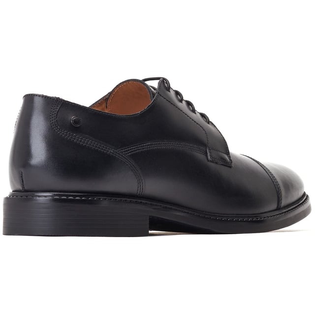 Base London Magnus Leren Zwarte Oxford Schoenen Voor Heren Straight to the point met absoluut geen poespas, de Magnus neuskap derbies van Base London zijn voor de man die zaken wil doen. Kwaliteitslederen bovenwerk, comfortabele Ortholite-binnenzool en een stevige rubberen loopzool - niks meer aan toe te voegen!
