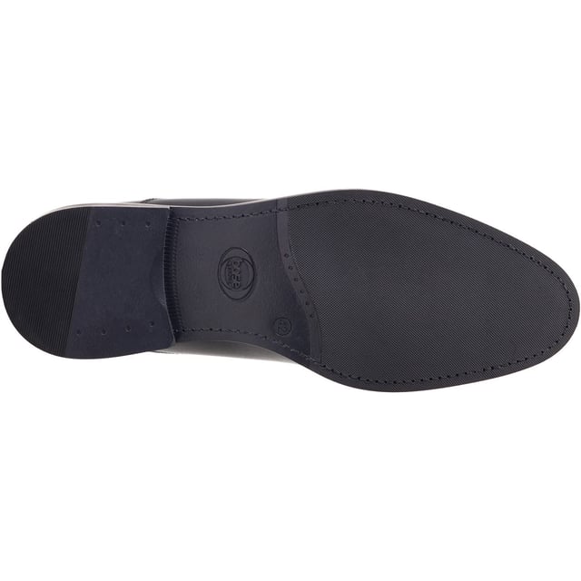 Base London Magnus Leren Zwarte Oxford Schoenen Voor Heren Straight to the point met absoluut geen poespas, de Magnus neuskap derbies van Base London zijn voor de man die zaken wil doen. Kwaliteitslederen bovenwerk, comfortabele Ortholite-binnenzool en een stevige rubberen loopzool - niks meer aan toe te voegen!