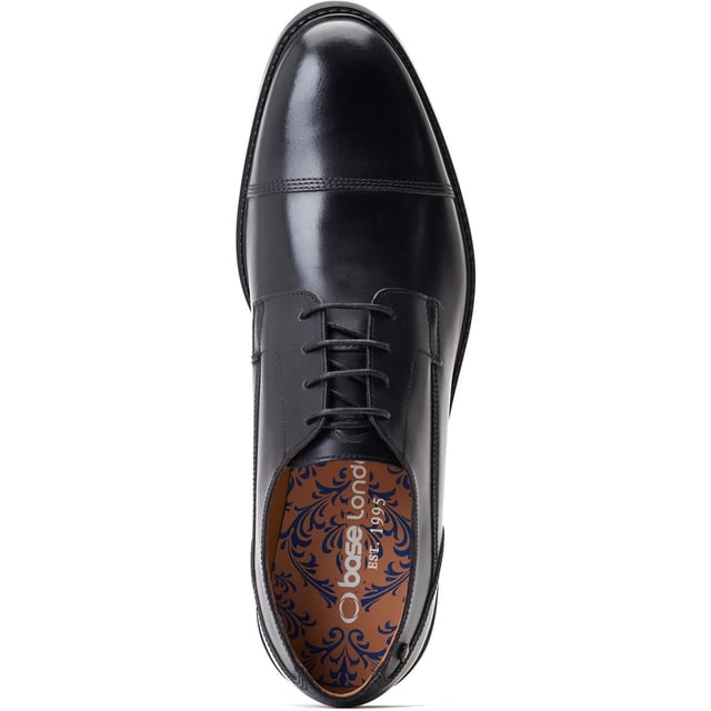 Base London Magnus Leren Zwarte Oxford Schoenen Voor Heren Straight to the point met absoluut geen poespas, de Magnus neuskap derbies van Base London zijn voor de man die zaken wil doen. Kwaliteitslederen bovenwerk, comfortabele Ortholite-binnenzool en een stevige rubberen loopzool - niks meer aan toe te voegen!