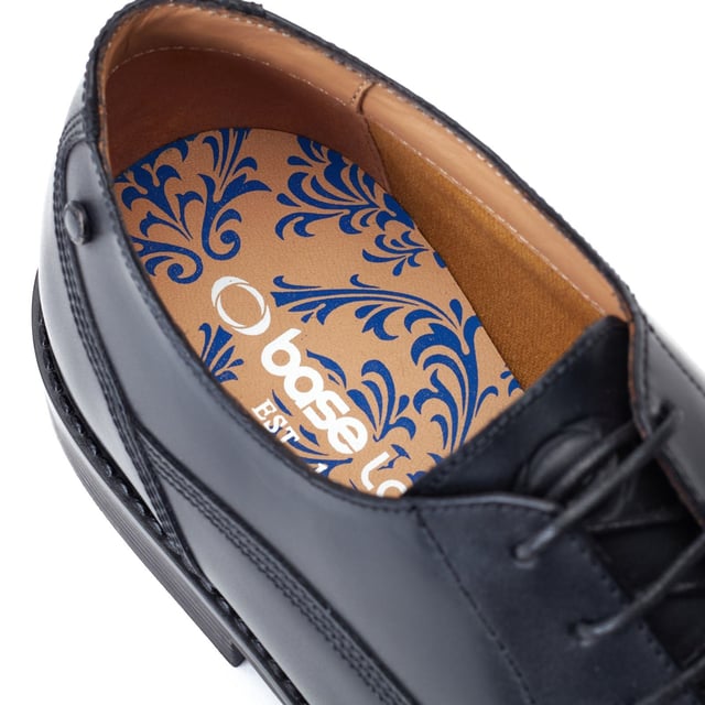 Base London Magnus Leren Zwarte Oxford Schoenen Voor Heren Straight to the point met absoluut geen poespas, de Magnus neuskap derbies van Base London zijn voor de man die zaken wil doen. Kwaliteitslederen bovenwerk, comfortabele Ortholite-binnenzool en een stevige rubberen loopzool - niks meer aan toe te voegen!