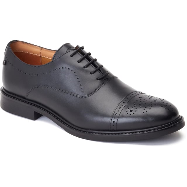 The Corbin Oxford shoe from Base London features elegant brogue detailing across the high quality leather uppers. The textured rubber sole provides a sturdy grip on the pavement, whilst the Ortholite insole offers all-day comfort.