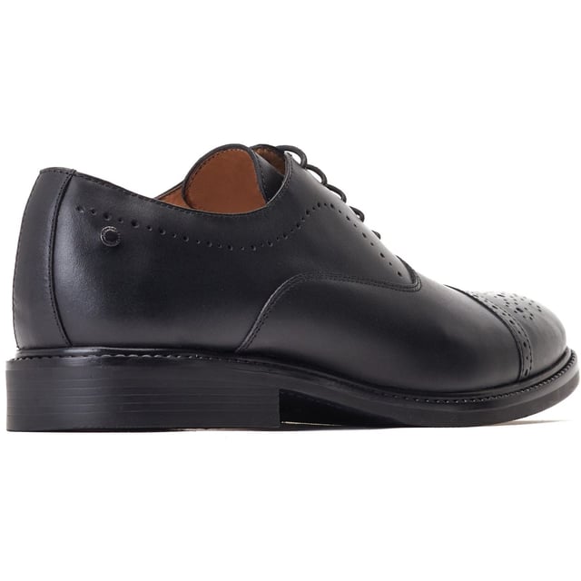 The Corbin Oxford shoe from Base London features elegant brogue detailing across the high quality leather uppers. The textured rubber sole provides a sturdy grip on the pavement, whilst the Ortholite insole offers all-day comfort.