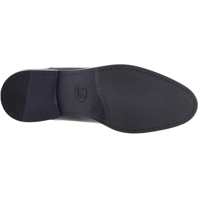 The Corbin Oxford shoe from Base London features elegant brogue detailing across the high quality leather uppers. The textured rubber sole provides a sturdy grip on the pavement, whilst the Ortholite insole offers all-day comfort.