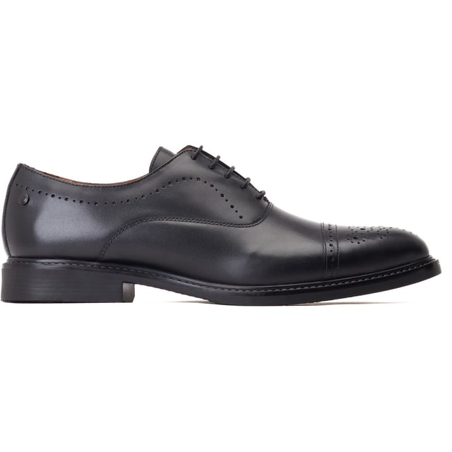 The Corbin Oxford shoe from Base London features elegant brogue detailing across the high quality leather uppers. The textured rubber sole provides a sturdy grip on the pavement, whilst the Ortholite insole offers all-day comfort.