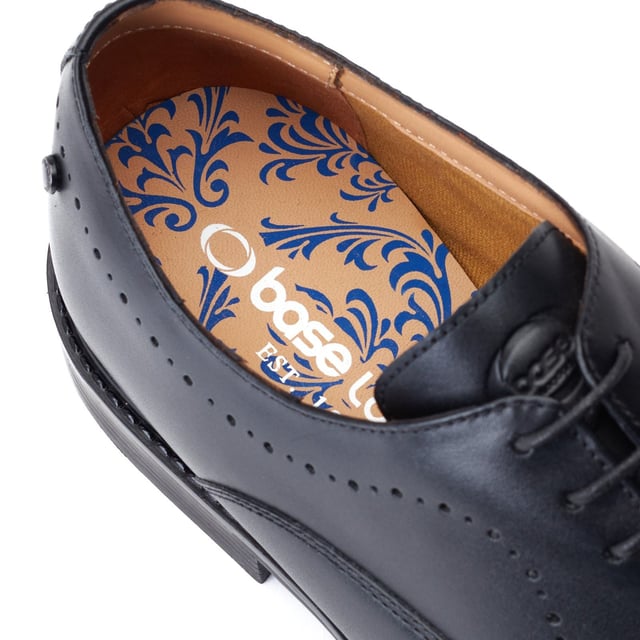 The Corbin Oxford shoe from Base London features elegant brogue detailing across the high quality leather uppers. The textured rubber sole provides a sturdy grip on the pavement, whilst the Ortholite insole offers all-day comfort.