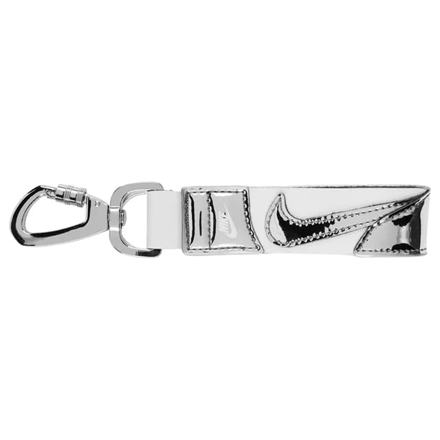 Nike Premium sleutelhanger (Zilver) Ontwerp: Glanzend, Swoosh. Metalen clip.