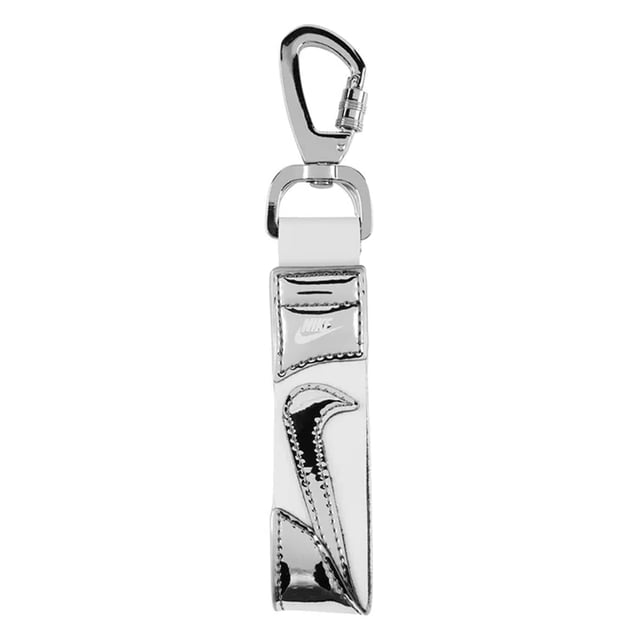 Nike Premium sleutelhanger (Zilver) Ontwerp: Glanzend, Swoosh. Metalen clip.