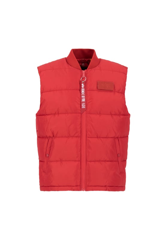 El chaleco Puffer Light Weight de Alpha Industries combina un diseño moderno con un aislamiento térmico funcional. El corte regular permite múltiples combinaciones, mientras que el resistente tejido exterior y el relleno de plumón sintético proporcionan una calidez agradable con un peso reducido. Los puños de canalé aseguran un buen ajuste, mientras que el logotipo bordado, la etiqueta RBF y los botones a presión completan el diseño. Tres bolsillos ofrecen espacio de almacenamiento, y el parche de Velcro desmontable permite una personalización individual. Ideal para el uso diario.