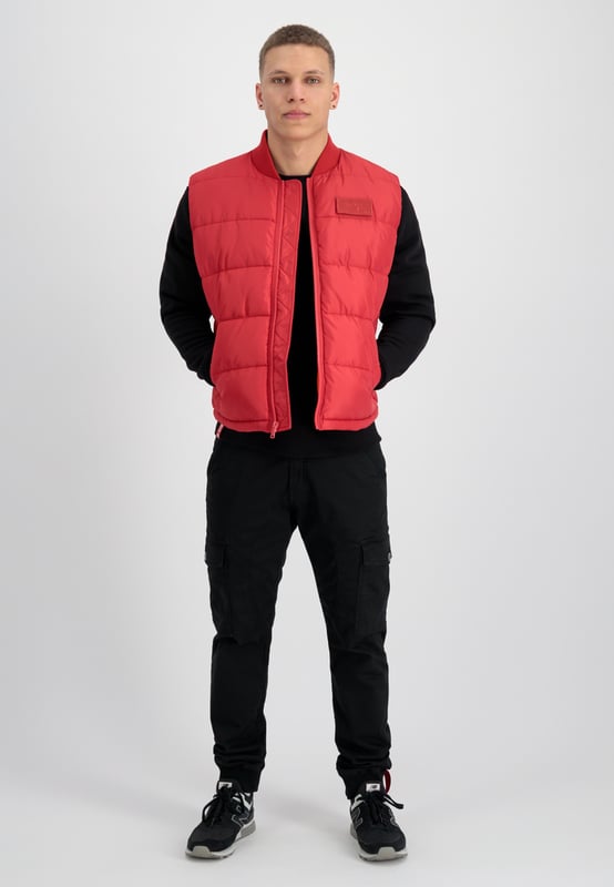 El chaleco Puffer Light Weight de Alpha Industries combina un diseño moderno con un aislamiento térmico funcional. El corte regular permite múltiples combinaciones, mientras que el resistente tejido exterior y el relleno de plumón sintético proporcionan una calidez agradable con un peso reducido. Los puños de canalé aseguran un buen ajuste, mientras que el logotipo bordado, la etiqueta RBF y los botones a presión completan el diseño. Tres bolsillos ofrecen espacio de almacenamiento, y el parche de Velcro desmontable permite una personalización individual. Ideal para el uso diario.