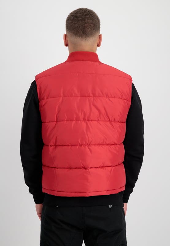 El chaleco Puffer Light Weight de Alpha Industries combina un diseño moderno con un aislamiento térmico funcional. El corte regular permite múltiples combinaciones, mientras que el resistente tejido exterior y el relleno de plumón sintético proporcionan una calidez agradable con un peso reducido. Los puños de canalé aseguran un buen ajuste, mientras que el logotipo bordado, la etiqueta RBF y los botones a presión completan el diseño. Tres bolsillos ofrecen espacio de almacenamiento, y el parche de Velcro desmontable permite una personalización individual. Ideal para el uso diario.