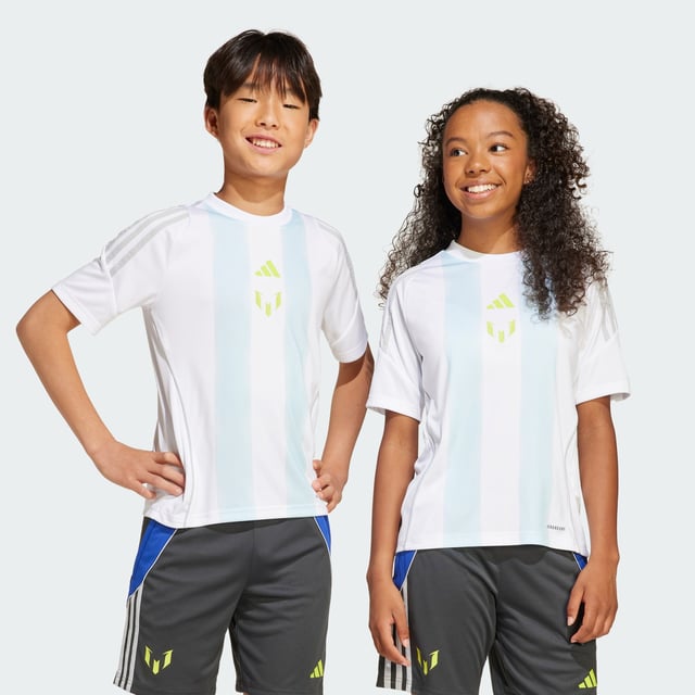 Lionel Messi makes the extraordinary look easy. Created for juniors who want to raise their own game, this adidas training jersey employs moisture-managing AEROREADY to keep you comfortable through every drill. A Messi logo on the chest shows your dedication to following in the footsteps of football's greatest.  - Regular fit - Crewneck - 100% polyester (recycled) - AEROREADY - Messi logo  Shipped by adidas