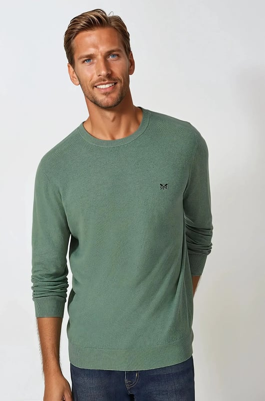 A crew neck jumper that is made from organic cotton, this jumper is ideal for layering over a tee or shirt. The crossed oars embroidery finishes it off neatly.

28" Shoulder to Hem.