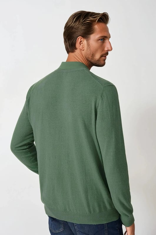 A crew neck jumper that is made from organic cotton, this jumper is ideal for layering over a tee or shirt. The crossed oars embroidery finishes it off neatly.

28" Shoulder to Hem.