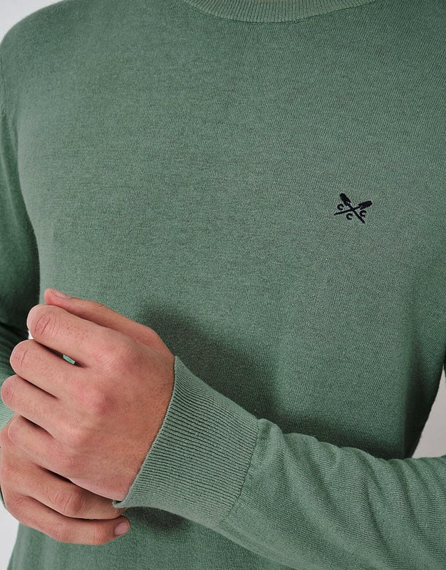 A crew neck jumper that is made from organic cotton, this jumper is ideal for layering over a tee or shirt. The crossed oars embroidery finishes it off neatly.

28" Shoulder to Hem.