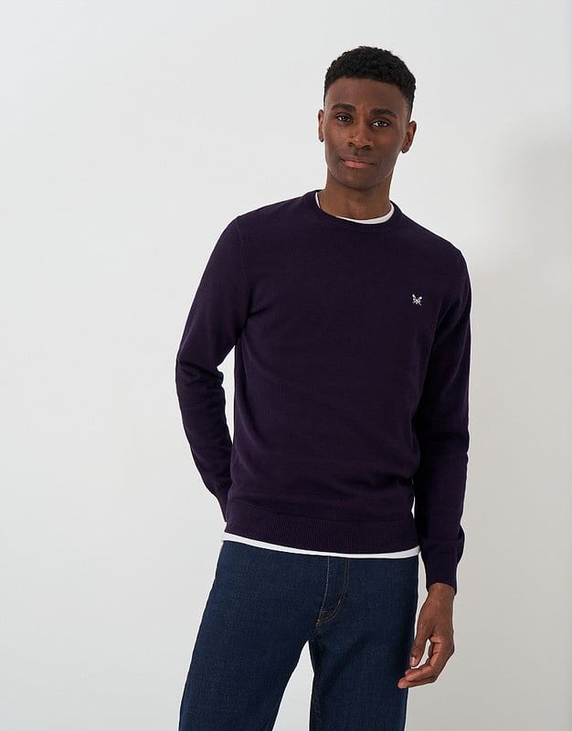 A crew neck jumper that is made from organic cotton, this jumper is ideal for layering over a tee or shirt. The crossed oars embroidery finishes it off neatly.

28" Shoulder to Hem.