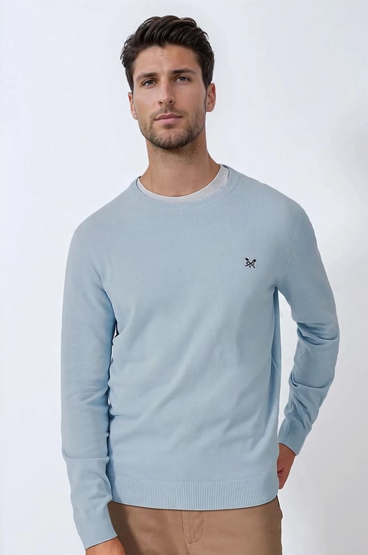 A crew neck jumper that is made from organic cotton, this jumper is ideal for layering over a tee or shirt. The crossed oars embroidery finishes it off neatly.

28" Shoulder to Hem.