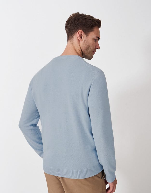 A crew neck jumper that is made from organic cotton, this jumper is ideal for layering over a tee or shirt. The crossed oars embroidery finishes it off neatly.

28" Shoulder to Hem.