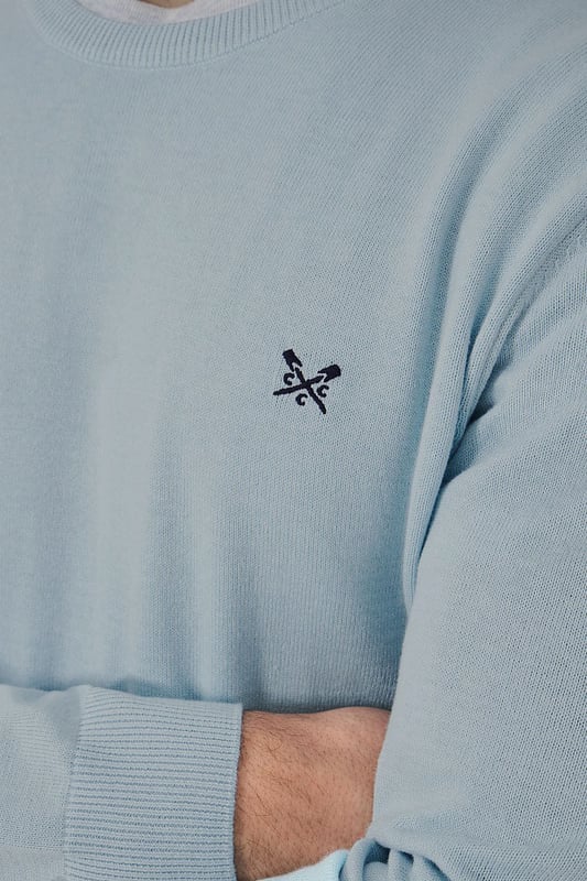 A crew neck jumper that is made from organic cotton, this jumper is ideal for layering over a tee or shirt. The crossed oars embroidery finishes it off neatly.

28" Shoulder to Hem.