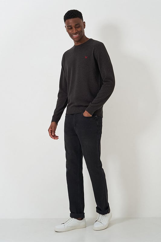 A crew neck jumper that is made from organic cotton, this jumper is ideal for layering over a tee or shirt. The crossed oars embroidery finishes it off neatly.

28" Shoulder to Hem