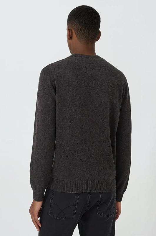 A crew neck jumper that is made from organic cotton, this jumper is ideal for layering over a tee or shirt. The crossed oars embroidery finishes it off neatly.

28" Shoulder to Hem
