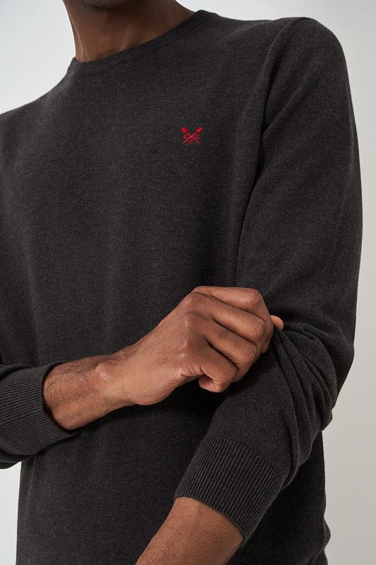 A crew neck jumper that is made from organic cotton, this jumper is ideal for layering over a tee or shirt. The crossed oars embroidery finishes it off neatly.

28" Shoulder to Hem